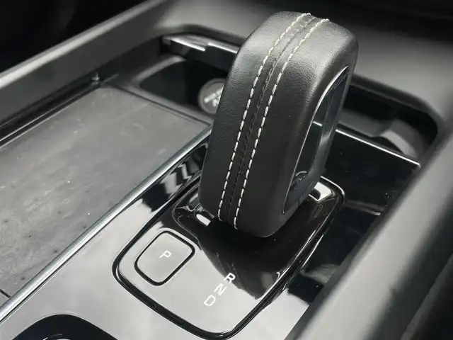 ボルボ ボルボ ＸＣ６０ B6 AWD Rデザイン 東京都 2022(令4)年 2.9万km クリスタルホワイトP エアサス/Googleナビ/全周囲カメラ/ステアリングヒーター/アダプティブクルーズコントロール/ハーフレザーシート/シートヒーター/ドライビングダイナミクス/レーンキープアシスト/Harman/Kardon/ヘッドアップディスプレイ/オートホールド/LEDオートハイビーム/BLIS/Wチャージ/純正21インチアルミホイール/パワーバックドア/フットオープナー/ETC/前席メモリー付きパワーシート/アルミペダル