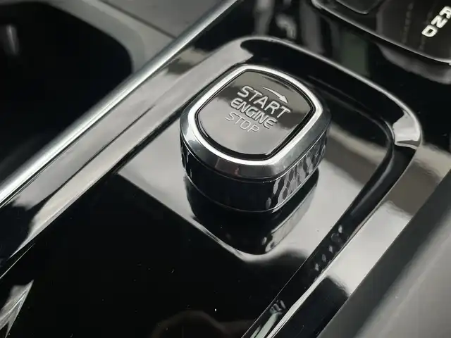 ボルボ ボルボ ＸＣ６０ B6 AWD Rデザイン 東京都 2022(令4)年 2.9万km クリスタルホワイトP エアサス/Googleナビ/全周囲カメラ/ステアリングヒーター/アダプティブクルーズコントロール/ハーフレザーシート/シートヒーター/ドライビングダイナミクス/レーンキープアシスト/Harman/Kardon/ヘッドアップディスプレイ/オートホールド/LEDオートハイビーム/BLIS/Wチャージ/純正21インチアルミホイール/パワーバックドア/フットオープナー/ETC/前席メモリー付きパワーシート/アルミペダル