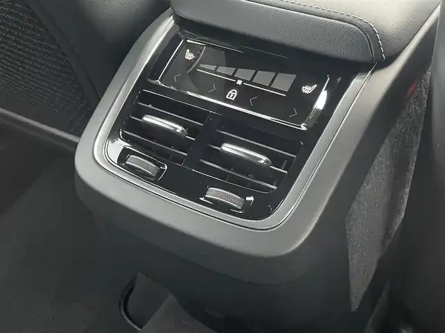 ボルボ ボルボ ＸＣ６０ B6 AWD Rデザイン 東京都 2022(令4)年 2.9万km クリスタルホワイトP エアサス/Googleナビ/全周囲カメラ/ステアリングヒーター/アダプティブクルーズコントロール/ハーフレザーシート/シートヒーター/ドライビングダイナミクス/レーンキープアシスト/Harman/Kardon/ヘッドアップディスプレイ/オートホールド/LEDオートハイビーム/BLIS/Wチャージ/純正21インチアルミホイール/パワーバックドア/フットオープナー/ETC/前席メモリー付きパワーシート/アルミペダル