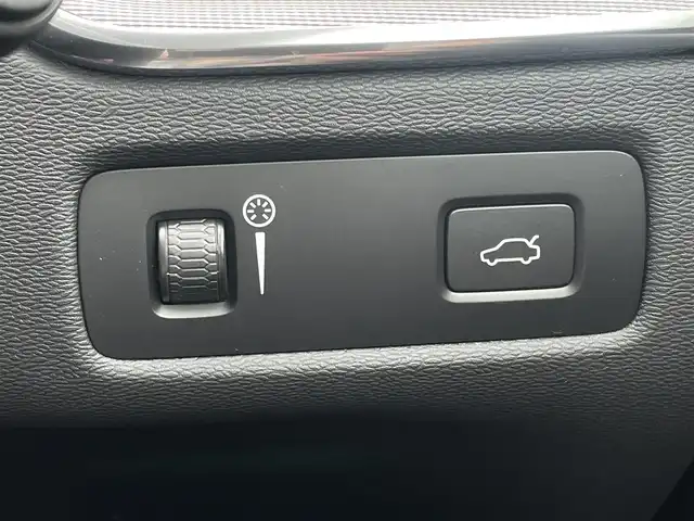 ボルボ ボルボ ＸＣ６０ B6 AWD Rデザイン 東京都 2022(令4)年 2.9万km クリスタルホワイトP エアサス/Googleナビ/全周囲カメラ/ステアリングヒーター/アダプティブクルーズコントロール/ハーフレザーシート/シートヒーター/ドライビングダイナミクス/レーンキープアシスト/Harman/Kardon/ヘッドアップディスプレイ/オートホールド/LEDオートハイビーム/BLIS/Wチャージ/純正21インチアルミホイール/パワーバックドア/フットオープナー/ETC/前席メモリー付きパワーシート/アルミペダル