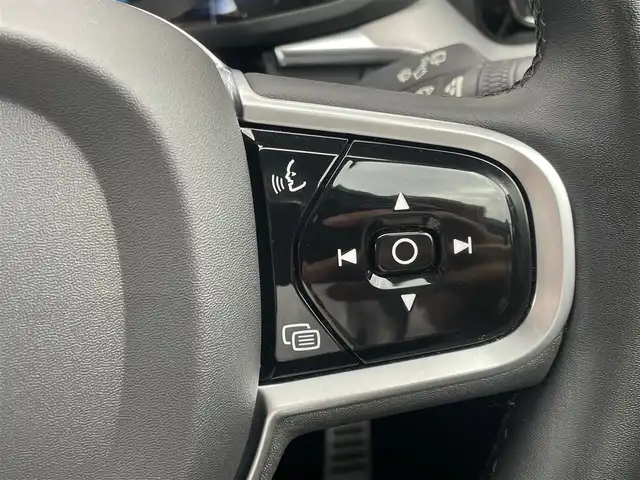 ボルボ ボルボ ＸＣ６０ B6 AWD Rデザイン 東京都 2022(令4)年 2.9万km クリスタルホワイトP エアサス/Googleナビ/全周囲カメラ/ステアリングヒーター/アダプティブクルーズコントロール/ハーフレザーシート/シートヒーター/ドライビングダイナミクス/レーンキープアシスト/Harman/Kardon/ヘッドアップディスプレイ/オートホールド/LEDオートハイビーム/BLIS/Wチャージ/純正21インチアルミホイール/パワーバックドア/フットオープナー/ETC/前席メモリー付きパワーシート/アルミペダル