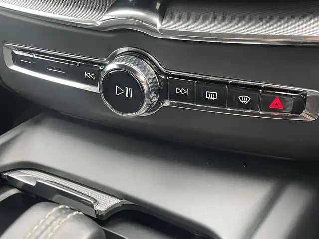ボルボ ボルボ ＸＣ６０ B6 AWD Rデザイン 東京都 2022(令4)年 2.9万km クリスタルホワイトP エアサス/Googleナビ/全周囲カメラ/ステアリングヒーター/アダプティブクルーズコントロール/ハーフレザーシート/シートヒーター/ドライビングダイナミクス/レーンキープアシスト/Harman/Kardon/ヘッドアップディスプレイ/オートホールド/LEDオートハイビーム/BLIS/Wチャージ/純正21インチアルミホイール/パワーバックドア/フットオープナー/ETC/前席メモリー付きパワーシート/アルミペダル