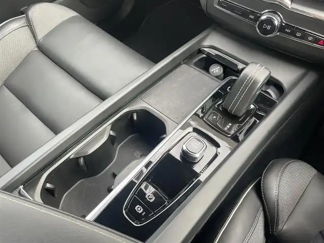 ボルボ ボルボ ＸＣ６０ B6 AWD Rデザイン 東京都 2022(令4)年 2.9万km クリスタルホワイトP エアサス/Googleナビ/全周囲カメラ/ステアリングヒーター/アダプティブクルーズコントロール/ハーフレザーシート/シートヒーター/ドライビングダイナミクス/レーンキープアシスト/Harman/Kardon/ヘッドアップディスプレイ/オートホールド/LEDオートハイビーム/BLIS/Wチャージ/純正21インチアルミホイール/パワーバックドア/フットオープナー/ETC/前席メモリー付きパワーシート/アルミペダル