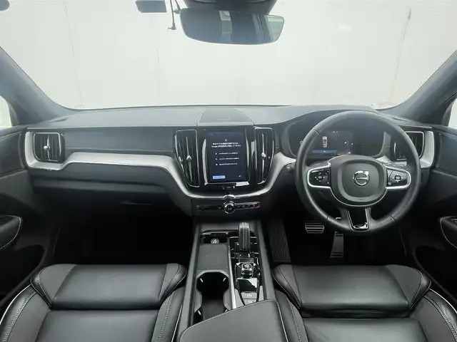 ボルボ ボルボ ＸＣ６０ B6 AWD Rデザイン 東京都 2022(令4)年 2.9万km クリスタルホワイトP エアサス/Googleナビ/全周囲カメラ/ステアリングヒーター/アダプティブクルーズコントロール/ハーフレザーシート/シートヒーター/ドライビングダイナミクス/レーンキープアシスト/Harman/Kardon/ヘッドアップディスプレイ/オートホールド/LEDオートハイビーム/BLIS/Wチャージ/純正21インチアルミホイール/パワーバックドア/フットオープナー/ETC/前席メモリー付きパワーシート/アルミペダル