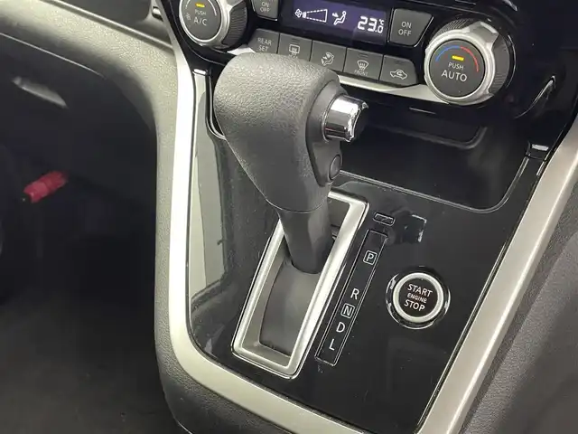 日産 セレナ ハイウェイスター 群馬県 2016(平28)年 9.9万km ブリリアントホワイトパール フリップダウンモニター　純正９インチナビ　バックカメラ　両側パワースライドドア　クルーズコントロール　オートライト　純正１６インチＡＷ　ステアリングリモコン　横滑り防止装置　スマートキー　ＥＴＣ　禁煙