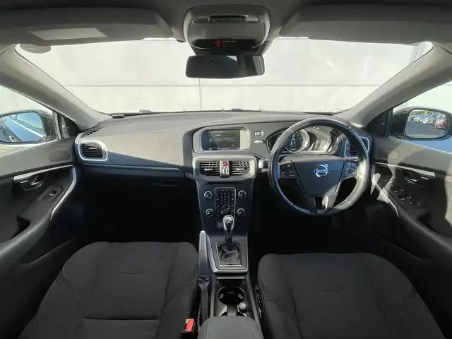 ボルボ Ｖ４０ T－4 千葉県 2014(平26)年 5.5万km ブラックサファイアメタリック 衝突軽減ブレーキ/純正ＨＤＤナビ/バックカメラ/ＥＴＣ/ＢＳＭ/レーダークルーズコントロール/純正１６インチアルミホイール/ハロゲンヘッドライト　/オートライト