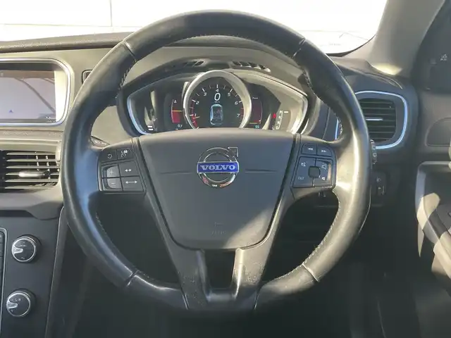 ボルボ Ｖ４０ T－4 千葉県 2014(平26)年 5.5万km ブラックサファイアメタリック 衝突軽減ブレーキ/純正ＨＤＤナビ/バックカメラ/ＥＴＣ/ＢＳＭ/レーダークルーズコントロール/純正１６インチアルミホイール/ハロゲンヘッドライト　/オートライト