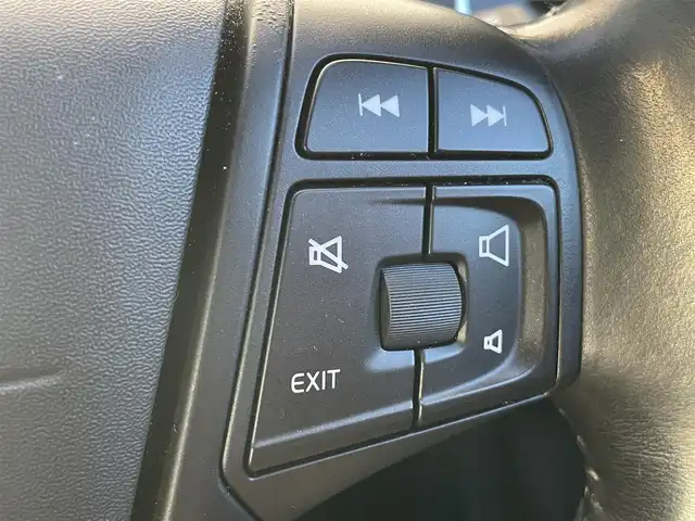 ボルボ Ｖ４０ T－4 千葉県 2014(平26)年 5.5万km ブラックサファイアメタリック 衝突軽減ブレーキ/純正ＨＤＤナビ/バックカメラ/ＥＴＣ/ＢＳＭ/レーダークルーズコントロール/純正１６インチアルミホイール/ハロゲンヘッドライト　/オートライト