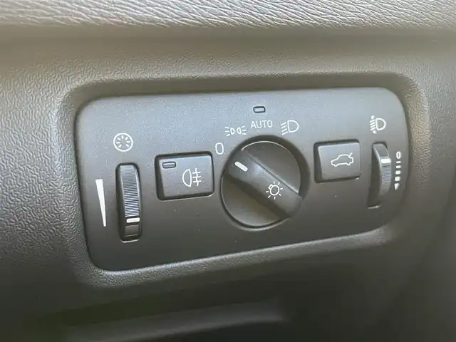 ボルボ Ｖ４０ T－4 千葉県 2014(平26)年 5.5万km ブラックサファイアメタリック 衝突軽減ブレーキ/純正ＨＤＤナビ/バックカメラ/ＥＴＣ/ＢＳＭ/レーダークルーズコントロール/純正１６インチアルミホイール/ハロゲンヘッドライト　/オートライト