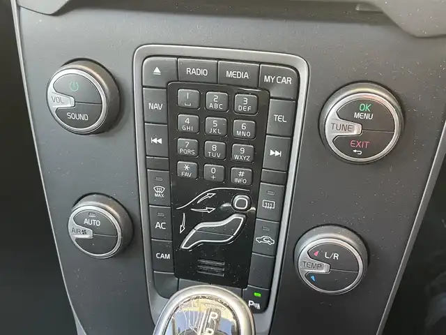 ボルボ Ｖ４０ T－4 千葉県 2014(平26)年 5.5万km ブラックサファイアメタリック 衝突軽減ブレーキ/純正ＨＤＤナビ/バックカメラ/ＥＴＣ/ＢＳＭ/レーダークルーズコントロール/純正１６インチアルミホイール/ハロゲンヘッドライト　/オートライト