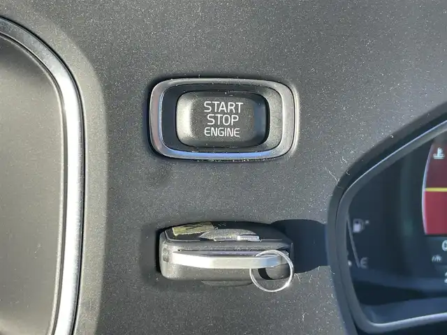 ボルボ Ｖ４０ T－4 千葉県 2014(平26)年 5.5万km ブラックサファイアメタリック 衝突軽減ブレーキ/純正ＨＤＤナビ/バックカメラ/ＥＴＣ/ＢＳＭ/レーダークルーズコントロール/純正１６インチアルミホイール/ハロゲンヘッドライト　/オートライト