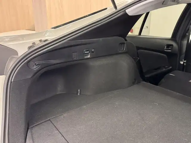 トヨタ プリウス ＰＨＶ A プレミアム 三重県 2018(平30)年 5.4万km ホワイトパールクリスタルシャイン プラグインハイブリッド/FF/インパネCVT/純正 11.6インチ 縦型ナビ/（AM/FM/USB/iPod/Bluetooth/AUX/TV）/バックカメラ/モデリスタエアロ（F/S/R下）/【OP】ETC2.0/Toyota Safety Sense/・プリクラッシュセーフティ/・レーンディパーチャーアラート（操舵支援付）/・レーダークルコン/・オートハイビーム/・ふらつき検知機能/・ブラインドスポットモニター/・インテリジェントクリアランスソナー（巻き込み警報機能付）/・シンプルインテリジェントパーキングアシスト/など/装備/・本革シート/・シートヒーター（D/N）/・ステアリングヒーター/・カラーヘッドアップディスプレイ/・AC100Vアクセサリーコンセント（ヴィークルパワーコネクター付・V2H対応・コンセント2ヶ）/・オートエアコン/・オートライト/・4灯 LEDヘッドライト＆LED フロントフォグランプ/・【OP】純正17inAW/・ステアリングスイッチ/・プッシュスタート/・スマートキーx2/・保/取/ナビ取/・充電ケーブル（AC200V用・7m）/など