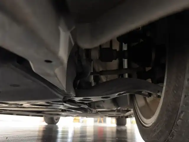 トヨタ プリウス ＰＨＶ A プレミアム 三重県 2018(平30)年 5.4万km ホワイトパールクリスタルシャイン プラグインハイブリッド/FF/インパネCVT/純正 11.6インチ 縦型ナビ/（AM/FM/USB/iPod/Bluetooth/AUX/TV）/バックカメラ/モデリスタエアロ（F/S/R下）/【OP】ETC2.0/Toyota Safety Sense/・プリクラッシュセーフティ/・レーンディパーチャーアラート（操舵支援付）/・レーダークルコン/・オートハイビーム/・ふらつき検知機能/・ブラインドスポットモニター/・インテリジェントクリアランスソナー（巻き込み警報機能付）/・シンプルインテリジェントパーキングアシスト/など/装備/・本革シート/・シートヒーター（D/N）/・ステアリングヒーター/・カラーヘッドアップディスプレイ/・AC100Vアクセサリーコンセント（ヴィークルパワーコネクター付・V2H対応・コンセント2ヶ）/・オートエアコン/・オートライト/・4灯 LEDヘッドライト＆LED フロントフォグランプ/・【OP】純正17inAW/・ステアリングスイッチ/・プッシュスタート/・スマートキーx2/・保/取/ナビ取/・充電ケーブル（AC200V用・7m）/など