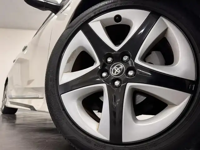 トヨタ プリウス ＰＨＶ A プレミアム 三重県 2018(平30)年 5.4万km ホワイトパールクリスタルシャイン プラグインハイブリッド/FF/インパネCVT/純正 11.6インチ 縦型ナビ/（AM/FM/USB/iPod/Bluetooth/AUX/TV）/バックカメラ/モデリスタエアロ（F/S/R下）/【OP】ETC2.0/Toyota Safety Sense/・プリクラッシュセーフティ/・レーンディパーチャーアラート（操舵支援付）/・レーダークルコン/・オートハイビーム/・ふらつき検知機能/・ブラインドスポットモニター/・インテリジェントクリアランスソナー（巻き込み警報機能付）/・シンプルインテリジェントパーキングアシスト/など/装備/・本革シート/・シートヒーター（D/N）/・ステアリングヒーター/・カラーヘッドアップディスプレイ/・AC100Vアクセサリーコンセント（ヴィークルパワーコネクター付・V2H対応・コンセント2ヶ）/・オートエアコン/・オートライト/・4灯 LEDヘッドライト＆LED フロントフォグランプ/・【OP】純正17inAW/・ステアリングスイッチ/・プッシュスタート/・スマートキーx2/・保/取/ナビ取/・充電ケーブル（AC200V用・7m）/など