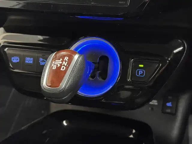 トヨタ プリウス ＰＨＶ A プレミアム 三重県 2018(平30)年 5.4万km ホワイトパールクリスタルシャイン プラグインハイブリッド/FF/インパネCVT/純正 11.6インチ 縦型ナビ/（AM/FM/USB/iPod/Bluetooth/AUX/TV）/バックカメラ/モデリスタエアロ（F/S/R下）/【OP】ETC2.0/Toyota Safety Sense/・プリクラッシュセーフティ/・レーンディパーチャーアラート（操舵支援付）/・レーダークルコン/・オートハイビーム/・ふらつき検知機能/・ブラインドスポットモニター/・インテリジェントクリアランスソナー（巻き込み警報機能付）/・シンプルインテリジェントパーキングアシスト/など/装備/・本革シート/・シートヒーター（D/N）/・ステアリングヒーター/・カラーヘッドアップディスプレイ/・AC100Vアクセサリーコンセント（ヴィークルパワーコネクター付・V2H対応・コンセント2ヶ）/・オートエアコン/・オートライト/・4灯 LEDヘッドライト＆LED フロントフォグランプ/・【OP】純正17inAW/・ステアリングスイッチ/・プッシュスタート/・スマートキーx2/・保/取/ナビ取/・充電ケーブル（AC200V用・7m）/など