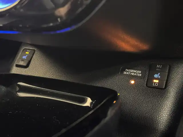 トヨタ プリウス ＰＨＶ A プレミアム 三重県 2018(平30)年 5.4万km ホワイトパールクリスタルシャイン プラグインハイブリッド/FF/インパネCVT/純正 11.6インチ 縦型ナビ/（AM/FM/USB/iPod/Bluetooth/AUX/TV）/バックカメラ/モデリスタエアロ（F/S/R下）/【OP】ETC2.0/Toyota Safety Sense/・プリクラッシュセーフティ/・レーンディパーチャーアラート（操舵支援付）/・レーダークルコン/・オートハイビーム/・ふらつき検知機能/・ブラインドスポットモニター/・インテリジェントクリアランスソナー（巻き込み警報機能付）/・シンプルインテリジェントパーキングアシスト/など/装備/・本革シート/・シートヒーター（D/N）/・ステアリングヒーター/・カラーヘッドアップディスプレイ/・AC100Vアクセサリーコンセント（ヴィークルパワーコネクター付・V2H対応・コンセント2ヶ）/・オートエアコン/・オートライト/・4灯 LEDヘッドライト＆LED フロントフォグランプ/・【OP】純正17inAW/・ステアリングスイッチ/・プッシュスタート/・スマートキーx2/・保/取/ナビ取/・充電ケーブル（AC200V用・7m）/など