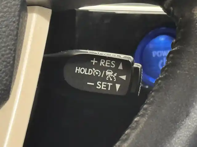 トヨタ プリウス ＰＨＶ A プレミアム 三重県 2018(平30)年 5.4万km ホワイトパールクリスタルシャイン プラグインハイブリッド/FF/インパネCVT/純正 11.6インチ 縦型ナビ/（AM/FM/USB/iPod/Bluetooth/AUX/TV）/バックカメラ/モデリスタエアロ（F/S/R下）/【OP】ETC2.0/Toyota Safety Sense/・プリクラッシュセーフティ/・レーンディパーチャーアラート（操舵支援付）/・レーダークルコン/・オートハイビーム/・ふらつき検知機能/・ブラインドスポットモニター/・インテリジェントクリアランスソナー（巻き込み警報機能付）/・シンプルインテリジェントパーキングアシスト/など/装備/・本革シート/・シートヒーター（D/N）/・ステアリングヒーター/・カラーヘッドアップディスプレイ/・AC100Vアクセサリーコンセント（ヴィークルパワーコネクター付・V2H対応・コンセント2ヶ）/・オートエアコン/・オートライト/・4灯 LEDヘッドライト＆LED フロントフォグランプ/・【OP】純正17inAW/・ステアリングスイッチ/・プッシュスタート/・スマートキーx2/・保/取/ナビ取/・充電ケーブル（AC200V用・7m）/など