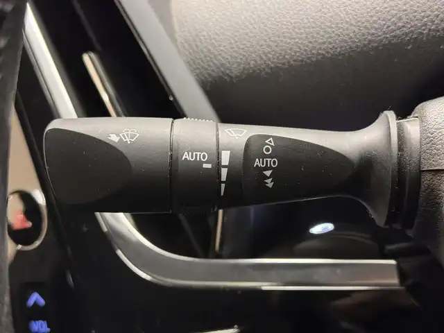 トヨタ プリウス ＰＨＶ A プレミアム 三重県 2018(平30)年 5.4万km ホワイトパールクリスタルシャイン プラグインハイブリッド/FF/インパネCVT/純正 11.6インチ 縦型ナビ/（AM/FM/USB/iPod/Bluetooth/AUX/TV）/バックカメラ/モデリスタエアロ（F/S/R下）/【OP】ETC2.0/Toyota Safety Sense/・プリクラッシュセーフティ/・レーンディパーチャーアラート（操舵支援付）/・レーダークルコン/・オートハイビーム/・ふらつき検知機能/・ブラインドスポットモニター/・インテリジェントクリアランスソナー（巻き込み警報機能付）/・シンプルインテリジェントパーキングアシスト/など/装備/・本革シート/・シートヒーター（D/N）/・ステアリングヒーター/・カラーヘッドアップディスプレイ/・AC100Vアクセサリーコンセント（ヴィークルパワーコネクター付・V2H対応・コンセント2ヶ）/・オートエアコン/・オートライト/・4灯 LEDヘッドライト＆LED フロントフォグランプ/・【OP】純正17inAW/・ステアリングスイッチ/・プッシュスタート/・スマートキーx2/・保/取/ナビ取/・充電ケーブル（AC200V用・7m）/など