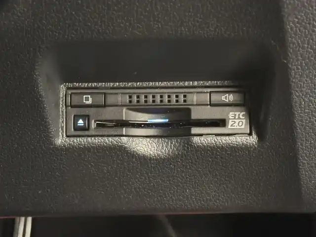 トヨタ プリウス ＰＨＶ A プレミアム 三重県 2018(平30)年 5.4万km ホワイトパールクリスタルシャイン プラグインハイブリッド/FF/インパネCVT/純正 11.6インチ 縦型ナビ/（AM/FM/USB/iPod/Bluetooth/AUX/TV）/バックカメラ/モデリスタエアロ（F/S/R下）/【OP】ETC2.0/Toyota Safety Sense/・プリクラッシュセーフティ/・レーンディパーチャーアラート（操舵支援付）/・レーダークルコン/・オートハイビーム/・ふらつき検知機能/・ブラインドスポットモニター/・インテリジェントクリアランスソナー（巻き込み警報機能付）/・シンプルインテリジェントパーキングアシスト/など/装備/・本革シート/・シートヒーター（D/N）/・ステアリングヒーター/・カラーヘッドアップディスプレイ/・AC100Vアクセサリーコンセント（ヴィークルパワーコネクター付・V2H対応・コンセント2ヶ）/・オートエアコン/・オートライト/・4灯 LEDヘッドライト＆LED フロントフォグランプ/・【OP】純正17inAW/・ステアリングスイッチ/・プッシュスタート/・スマートキーx2/・保/取/ナビ取/・充電ケーブル（AC200V用・7m）/など