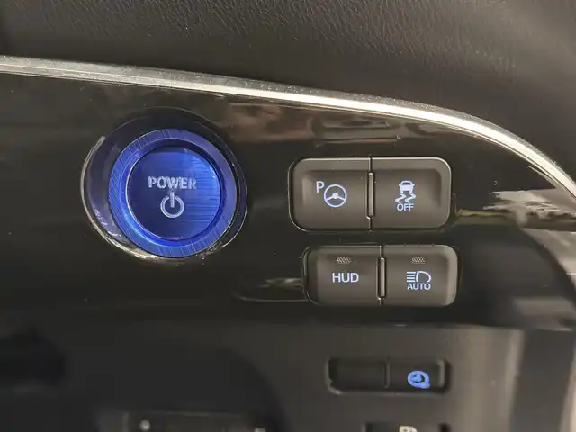 トヨタ プリウス ＰＨＶ A プレミアム 三重県 2018(平30)年 5.4万km ホワイトパールクリスタルシャイン プラグインハイブリッド/FF/インパネCVT/純正 11.6インチ 縦型ナビ/（AM/FM/USB/iPod/Bluetooth/AUX/TV）/バックカメラ/モデリスタエアロ（F/S/R下）/【OP】ETC2.0/Toyota Safety Sense/・プリクラッシュセーフティ/・レーンディパーチャーアラート（操舵支援付）/・レーダークルコン/・オートハイビーム/・ふらつき検知機能/・ブラインドスポットモニター/・インテリジェントクリアランスソナー（巻き込み警報機能付）/・シンプルインテリジェントパーキングアシスト/など/装備/・本革シート/・シートヒーター（D/N）/・ステアリングヒーター/・カラーヘッドアップディスプレイ/・AC100Vアクセサリーコンセント（ヴィークルパワーコネクター付・V2H対応・コンセント2ヶ）/・オートエアコン/・オートライト/・4灯 LEDヘッドライト＆LED フロントフォグランプ/・【OP】純正17inAW/・ステアリングスイッチ/・プッシュスタート/・スマートキーx2/・保/取/ナビ取/・充電ケーブル（AC200V用・7m）/など