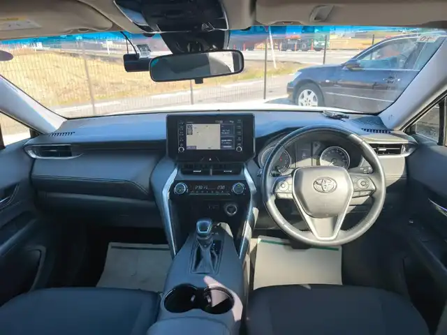 トヨタ ハリアー S 鹿児島県 2022(令4)年 5.5万km ホワイトパールクリスタルシャイン 〇純正8インチナビ/〇AppleCarPlay/AndroidAuto/〇バックカメラ/〇ETC/〇ドライブレコーダー/〇セーフティセンス/・プリクラッシュセーフティ/・レーントレーシングアシスト/・レーダークルーズコントロール/・オートマチックハイビーム/・ロードサインアシスト/〇パーキングサポートブレーキ/〇革巻きステアリング/〇LEDヘッドライト/〇オートライト/〇純正17インチアルミ/〇前席左右独立温度調整オートエアコン/〇スマートキー/〇禁煙車