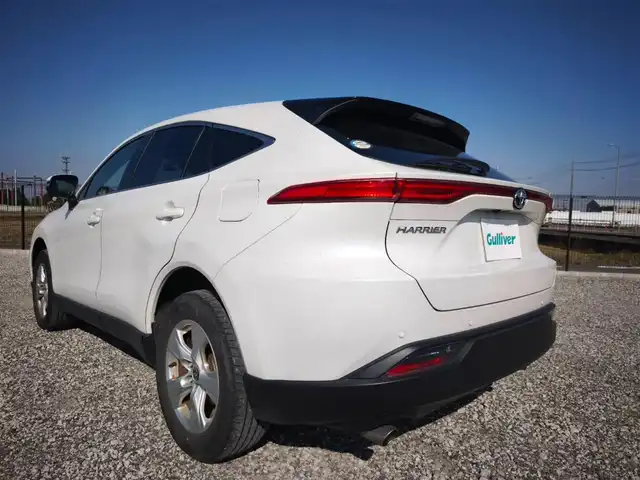 トヨタ ハリアー S 鹿児島県 2022(令4)年 5.5万km ホワイトパールクリスタルシャイン 〇純正8インチナビ/〇AppleCarPlay/AndroidAuto/〇バックカメラ/〇ETC/〇ドライブレコーダー/〇セーフティセンス/・プリクラッシュセーフティ/・レーントレーシングアシスト/・レーダークルーズコントロール/・オートマチックハイビーム/・ロードサインアシスト/〇パーキングサポートブレーキ/〇革巻きステアリング/〇LEDヘッドライト/〇オートライト/〇純正17インチアルミ/〇前席左右独立温度調整オートエアコン/〇スマートキー/〇禁煙車