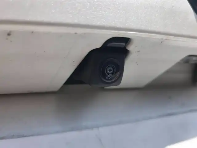 トヨタ ハリアー S 鹿児島県 2022(令4)年 5.5万km ホワイトパールクリスタルシャイン 〇純正8インチナビ/〇AppleCarPlay/AndroidAuto/〇バックカメラ/〇ETC/〇ドライブレコーダー/〇セーフティセンス/・プリクラッシュセーフティ/・レーントレーシングアシスト/・レーダークルーズコントロール/・オートマチックハイビーム/・ロードサインアシスト/〇パーキングサポートブレーキ/〇革巻きステアリング/〇LEDヘッドライト/〇オートライト/〇純正17インチアルミ/〇前席左右独立温度調整オートエアコン/〇スマートキー/〇禁煙車