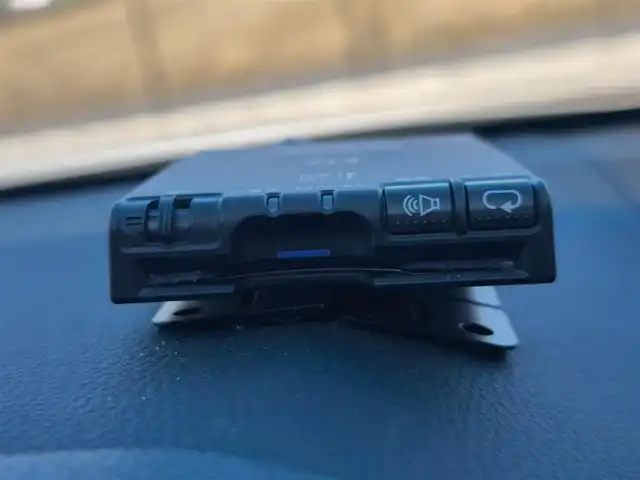 トヨタ ハリアー S 鹿児島県 2022(令4)年 5.5万km ホワイトパールクリスタルシャイン 〇純正8インチナビ/〇AppleCarPlay/AndroidAuto/〇バックカメラ/〇ETC/〇ドライブレコーダー/〇セーフティセンス/・プリクラッシュセーフティ/・レーントレーシングアシスト/・レーダークルーズコントロール/・オートマチックハイビーム/・ロードサインアシスト/〇パーキングサポートブレーキ/〇革巻きステアリング/〇LEDヘッドライト/〇オートライト/〇純正17インチアルミ/〇前席左右独立温度調整オートエアコン/〇スマートキー/〇禁煙車