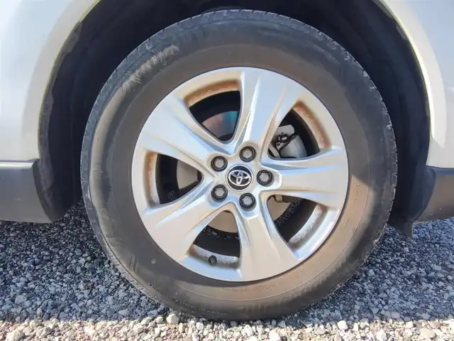 トヨタ ハリアー S 鹿児島県 2022(令4)年 5.5万km ホワイトパールクリスタルシャイン 〇純正8インチナビ/〇AppleCarPlay/AndroidAuto/〇バックカメラ/〇ETC/〇ドライブレコーダー/〇セーフティセンス/・プリクラッシュセーフティ/・レーントレーシングアシスト/・レーダークルーズコントロール/・オートマチックハイビーム/・ロードサインアシスト/〇パーキングサポートブレーキ/〇革巻きステアリング/〇LEDヘッドライト/〇オートライト/〇純正17インチアルミ/〇前席左右独立温度調整オートエアコン/〇スマートキー/〇禁煙車