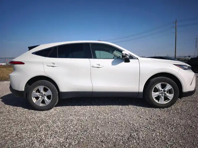 トヨタ ハリアー S 鹿児島県 2022(令4)年 5.5万km ホワイトパールクリスタルシャイン 〇純正8インチナビ/〇AppleCarPlay/AndroidAuto/〇バックカメラ/〇ETC/〇ドライブレコーダー/〇セーフティセンス/・プリクラッシュセーフティ/・レーントレーシングアシスト/・レーダークルーズコントロール/・オートマチックハイビーム/・ロードサインアシスト/〇パーキングサポートブレーキ/〇革巻きステアリング/〇LEDヘッドライト/〇オートライト/〇純正17インチアルミ/〇前席左右独立温度調整オートエアコン/〇スマートキー/〇禁煙車