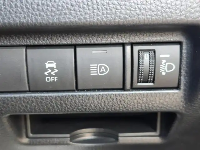 トヨタ ハリアー S 鹿児島県 2022(令4)年 5.5万km ホワイトパールクリスタルシャイン 〇純正8インチナビ/〇AppleCarPlay/AndroidAuto/〇バックカメラ/〇ETC/〇ドライブレコーダー/〇セーフティセンス/・プリクラッシュセーフティ/・レーントレーシングアシスト/・レーダークルーズコントロール/・オートマチックハイビーム/・ロードサインアシスト/〇パーキングサポートブレーキ/〇革巻きステアリング/〇LEDヘッドライト/〇オートライト/〇純正17インチアルミ/〇前席左右独立温度調整オートエアコン/〇スマートキー/〇禁煙車