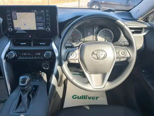 トヨタ ハリアー S 鹿児島県 2022(令4)年 5.5万km ホワイトパールクリスタルシャイン 〇純正8インチナビ/〇AppleCarPlay/AndroidAuto/〇バックカメラ/〇ETC/〇ドライブレコーダー/〇セーフティセンス/・プリクラッシュセーフティ/・レーントレーシングアシスト/・レーダークルーズコントロール/・オートマチックハイビーム/・ロードサインアシスト/〇パーキングサポートブレーキ/〇革巻きステアリング/〇LEDヘッドライト/〇オートライト/〇純正17インチアルミ/〇前席左右独立温度調整オートエアコン/〇スマートキー/〇禁煙車