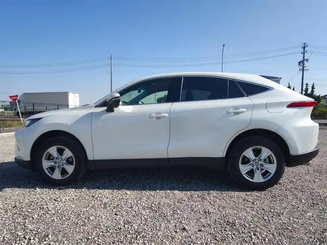 トヨタ ハリアー S 鹿児島県 2022(令4)年 5.5万km ホワイトパールクリスタルシャイン 〇純正8インチナビ/〇AppleCarPlay/AndroidAuto/〇バックカメラ/〇ETC/〇ドライブレコーダー/〇セーフティセンス/・プリクラッシュセーフティ/・レーントレーシングアシスト/・レーダークルーズコントロール/・オートマチックハイビーム/・ロードサインアシスト/〇パーキングサポートブレーキ/〇革巻きステアリング/〇LEDヘッドライト/〇オートライト/〇純正17インチアルミ/〇前席左右独立温度調整オートエアコン/〇スマートキー/〇禁煙車