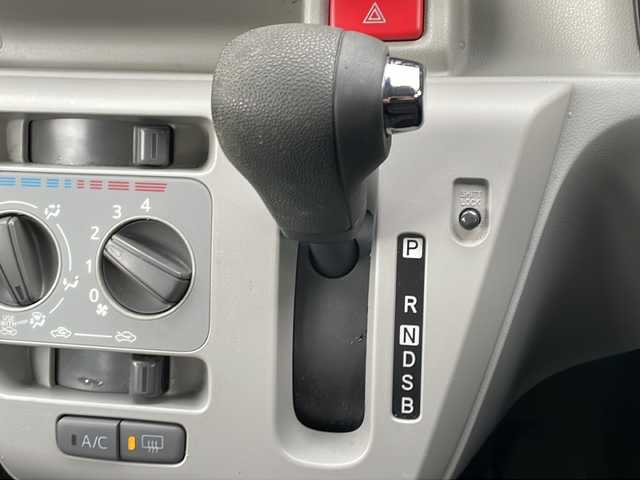 ダイハツ ミラ イース X SAⅢ 秋田県 2017(平29)年 10.8万km ブライトシルバーメタリック ・社外ナビ /・Bluetooth /・ETC  /・純正フロアマット /・ABS /・横滑り防止 /・オートハイビーム /・衝突軽減 /・コーナーセンサー前後 /・4WD/・パワーステアリング /・パワーウィンドウ/・夏タイヤ積み込み