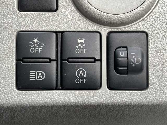 ダイハツ ミラ イース X SAⅢ 秋田県 2017(平29)年 10.8万km ブライトシルバーメタリック ・社外ナビ /・Bluetooth /・ETC  /・純正フロアマット /・ABS /・横滑り防止 /・オートハイビーム /・衝突軽減 /・コーナーセンサー前後 /・4WD/・パワーステアリング /・パワーウィンドウ/・夏タイヤ積み込み