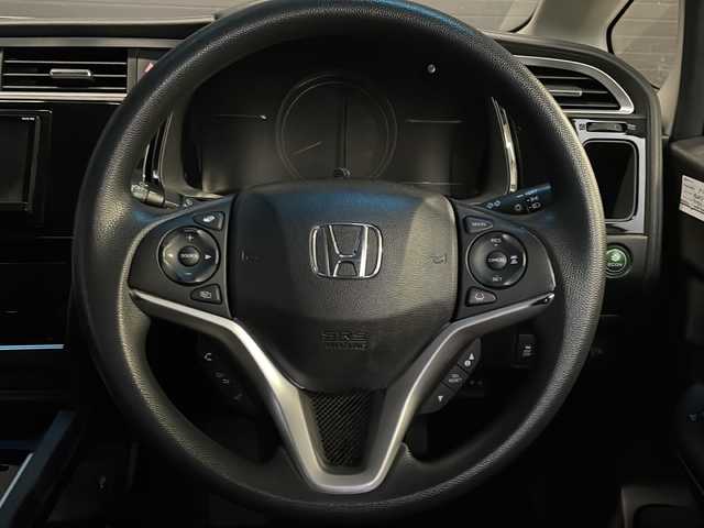 ホンダ シャトル ハイブリッド ホンダセンシング 新潟県 2018(平30)年 6.9万km ルナシルバーM 　社外ナビ/　Bluetooth/　フルセグテレビ/　バックカメラ/　アイドリングストップ/　バックカメラ/　ウィンカーミラー/　クルーズコントロール/　ドアバイザー/　プッシュスタート/　ETC/　ドライブレコーダー