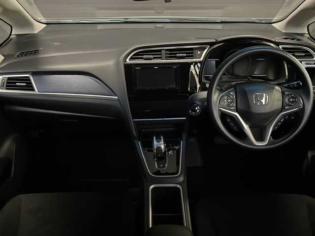 ホンダ シャトル ハイブリッド ホンダセンシング 新潟県 2018(平30)年 6.9万km ルナシルバーM 　社外ナビ/　Bluetooth/　フルセグテレビ/　バックカメラ/　アイドリングストップ/　バックカメラ/　ウィンカーミラー/　クルーズコントロール/　ドアバイザー/　プッシュスタート/　ETC/　ドライブレコーダー