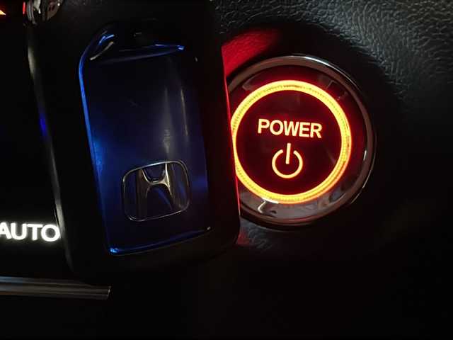 ホンダ シャトル ハイブリッド ホンダセンシング 新潟県 2018(平30)年 6.9万km ルナシルバーM 　社外ナビ/　Bluetooth/　フルセグテレビ/　バックカメラ/　アイドリングストップ/　バックカメラ/　ウィンカーミラー/　クルーズコントロール/　ドアバイザー/　プッシュスタート/　ETC/　ドライブレコーダー