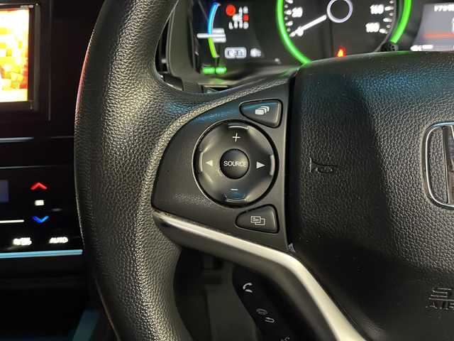 ホンダ シャトル ハイブリッド ホンダセンシング 新潟県 2018(平30)年 6.9万km ルナシルバーM 　社外ナビ/　Bluetooth/　フルセグテレビ/　バックカメラ/　アイドリングストップ/　バックカメラ/　ウィンカーミラー/　クルーズコントロール/　ドアバイザー/　プッシュスタート/　ETC/　ドライブレコーダー