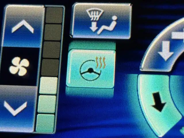 トヨタ クラウン ハイブリッド ロイヤルサルーン 福岡県 2015(平27)年 7.8万km ブラック 純正ナビ（フルセグＴＶ）　/全方位カメラ　/プリクラッシュセーフティ　/コーナーセンサー　/レーダークルコン　/シートヒーター　/ステアリングヒーター　/アイドリングストップ　/ＥＴＣ　/前後ドラレコ　/純正フロアマット/純正16インチアルミホイール