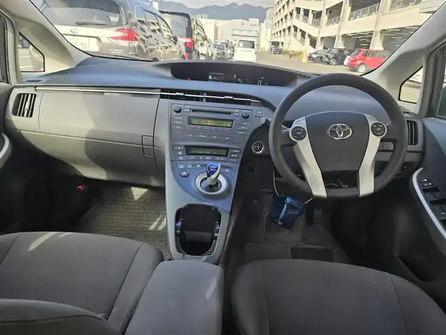 トヨタ プリウス S 福岡県 2011(平23)年 7万km アイスバーグシルバーマイカメタリック 横滑り防止装置/オートライト/フロントフォグランプ/ステアリングスイッチ/スエード調ファブリックシート/運転席シートリフター/純正15インチアルミホイール/スマートキー/プッシュエンジンスタート/禁煙車