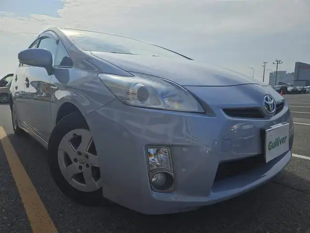 トヨタ プリウス S 福岡県 2011(平23)年 7万km アイスバーグシルバーマイカメタリック 横滑り防止装置/オートライト/フロントフォグランプ/ステアリングスイッチ/スエード調ファブリックシート/運転席シートリフター/純正15インチアルミホイール/スマートキー/プッシュエンジンスタート/禁煙車