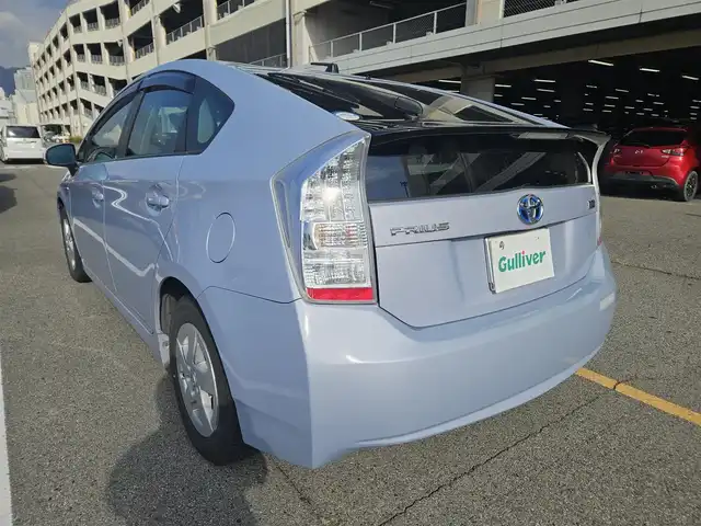 トヨタ プリウス S 福岡県 2011(平23)年 7万km アイスバーグシルバーマイカメタリック 横滑り防止装置/オートライト/フロントフォグランプ/ステアリングスイッチ/スエード調ファブリックシート/運転席シートリフター/純正15インチアルミホイール/スマートキー/プッシュエンジンスタート/禁煙車