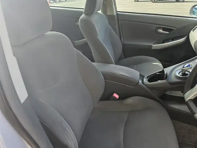 トヨタ プリウス S 福岡県 2011(平23)年 7万km アイスバーグシルバーマイカメタリック 横滑り防止装置/オートライト/フロントフォグランプ/ステアリングスイッチ/スエード調ファブリックシート/運転席シートリフター/純正15インチアルミホイール/スマートキー/プッシュエンジンスタート/禁煙車