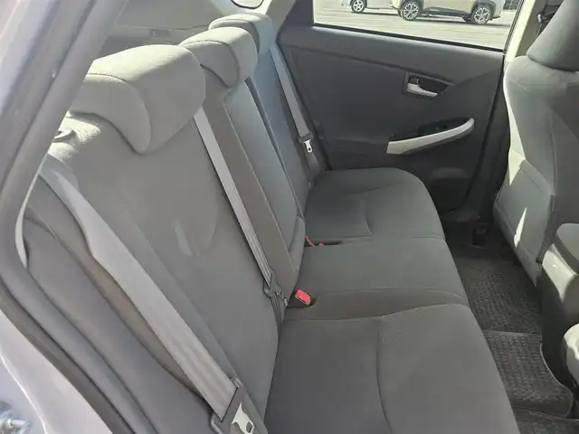 トヨタ プリウス S 福岡県 2011(平23)年 7万km アイスバーグシルバーマイカメタリック 横滑り防止装置/オートライト/フロントフォグランプ/ステアリングスイッチ/スエード調ファブリックシート/運転席シートリフター/純正15インチアルミホイール/スマートキー/プッシュエンジンスタート/禁煙車