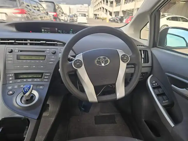 トヨタ プリウス S 福岡県 2011(平23)年 7万km アイスバーグシルバーマイカメタリック 横滑り防止装置/オートライト/フロントフォグランプ/ステアリングスイッチ/スエード調ファブリックシート/運転席シートリフター/純正15インチアルミホイール/スマートキー/プッシュエンジンスタート/禁煙車