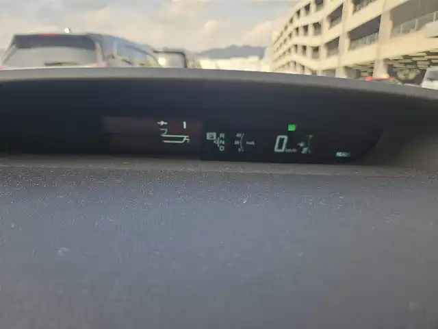 トヨタ プリウス S 福岡県 2011(平23)年 7万km アイスバーグシルバーマイカメタリック 横滑り防止装置/オートライト/フロントフォグランプ/ステアリングスイッチ/スエード調ファブリックシート/運転席シートリフター/純正15インチアルミホイール/スマートキー/プッシュエンジンスタート/禁煙車