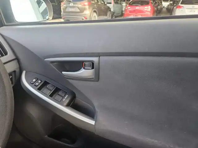 トヨタ プリウス S 福岡県 2011(平23)年 7万km アイスバーグシルバーマイカメタリック 横滑り防止装置/オートライト/フロントフォグランプ/ステアリングスイッチ/スエード調ファブリックシート/運転席シートリフター/純正15インチアルミホイール/スマートキー/プッシュエンジンスタート/禁煙車