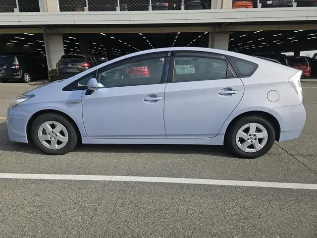 トヨタ プリウス S 福岡県 2011(平23)年 7万km アイスバーグシルバーマイカメタリック 横滑り防止装置/オートライト/フロントフォグランプ/ステアリングスイッチ/スエード調ファブリックシート/運転席シートリフター/純正15インチアルミホイール/スマートキー/プッシュエンジンスタート/禁煙車