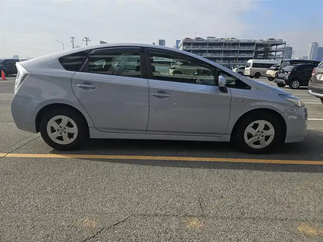 トヨタ プリウス S 福岡県 2011(平23)年 7万km アイスバーグシルバーマイカメタリック 横滑り防止装置/オートライト/フロントフォグランプ/ステアリングスイッチ/スエード調ファブリックシート/運転席シートリフター/純正15インチアルミホイール/スマートキー/プッシュエンジンスタート/禁煙車